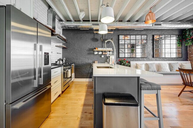 Building Photo - 1519 W Superior St