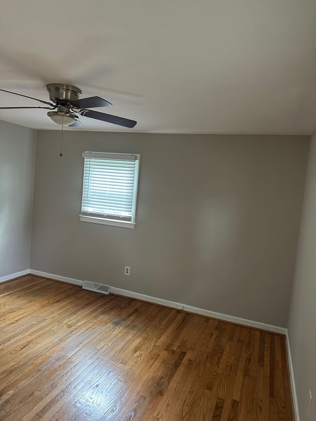 Building Photo - 3 Bed 1.5 Bath 10 Minutes from downtown!