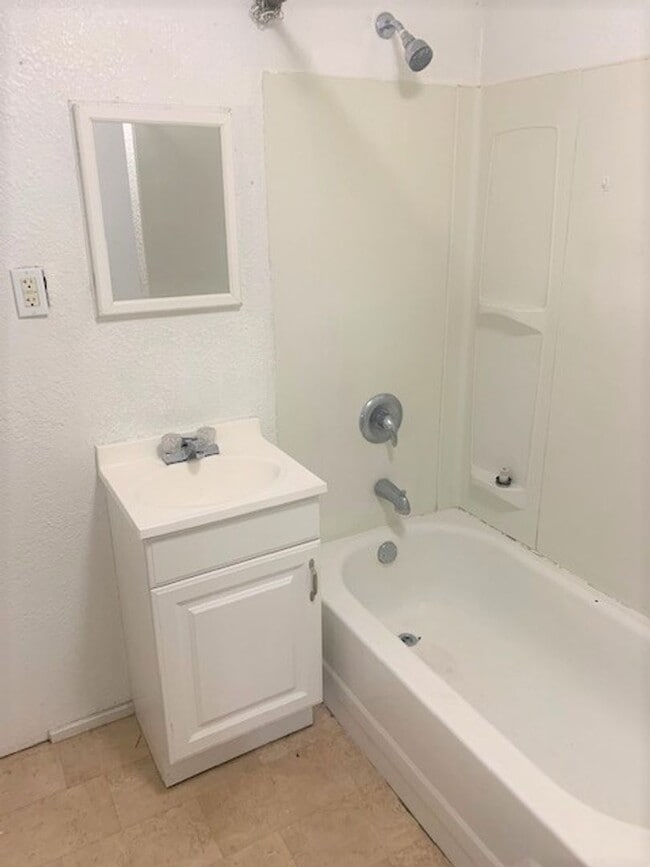 Building Photo - 2 Bedroom/1 bath house in Carlin with garage