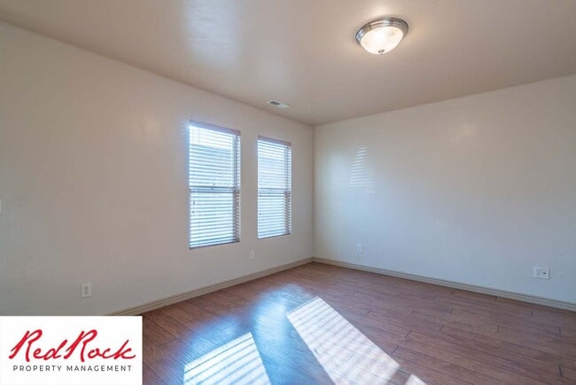 Building Photo - Beautiful 3 bedroom, 2.5 bathroom Townhome...