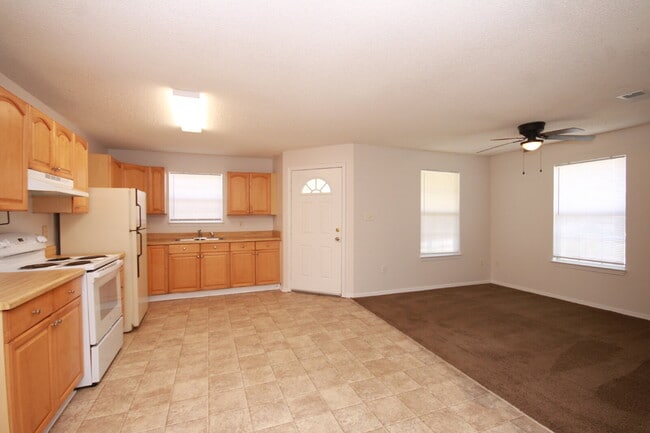 Building Photo - 3 Bedroom Home with Fenced Yard Near Downt...