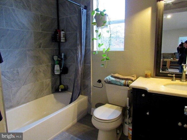 Building Photo - 286 Mission Rd