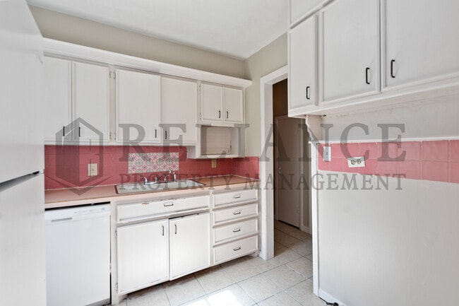 Building Photo - 804 N Battin St