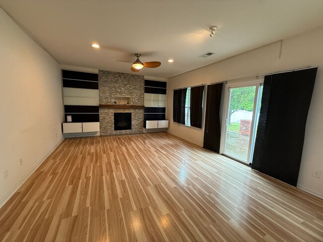 Building Photo - WELL MAINTAINED 4 BEDROOM 2.5 BATHROOM HOME