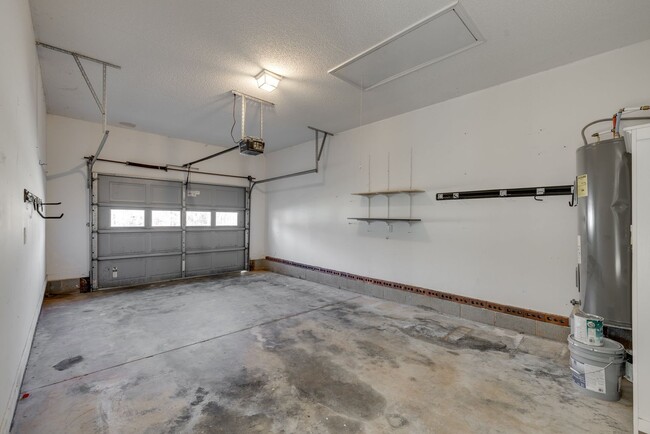 Building Photo - Nicely updated and well-maintained 3 bedro...