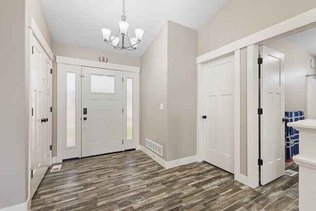 Building Photo - Partially furnished Twin home in Rigby