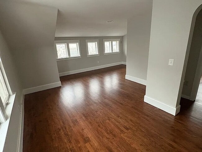 Building Photo - Renovated Duplex — 2 & 3 Bedroom Units in ...