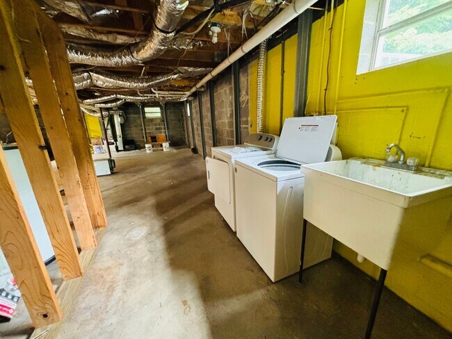 Building Photo - 1480 Boxwood Dr