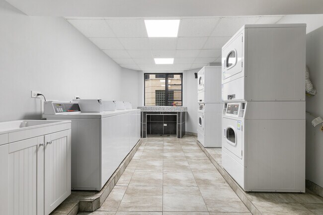 Building Photo - 3639 W Dickens Ave