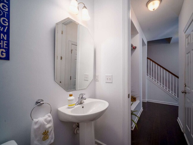 Building Photo - "Exquisite  2-Bed Townhouse with 2.5 Baths in Prime Charlotte Location – 1,531 Sq Ft of Comfort!"