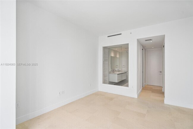 Building Photo - 700 NE 26th Terrace