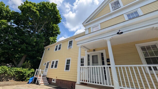 Building Photo - Super Charming 1-Bed in Watertown - Parking Spot Incl!