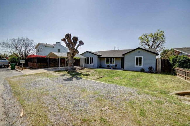 Building Photo - 841 N Fine Ave