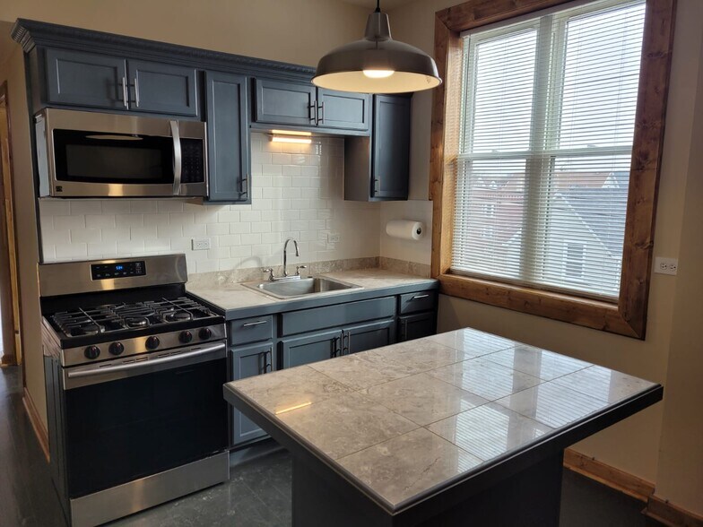 Building Photo - 3713 W Shakespeare Ave