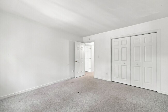 Building Photo - 322 Whispering Oaks Dr