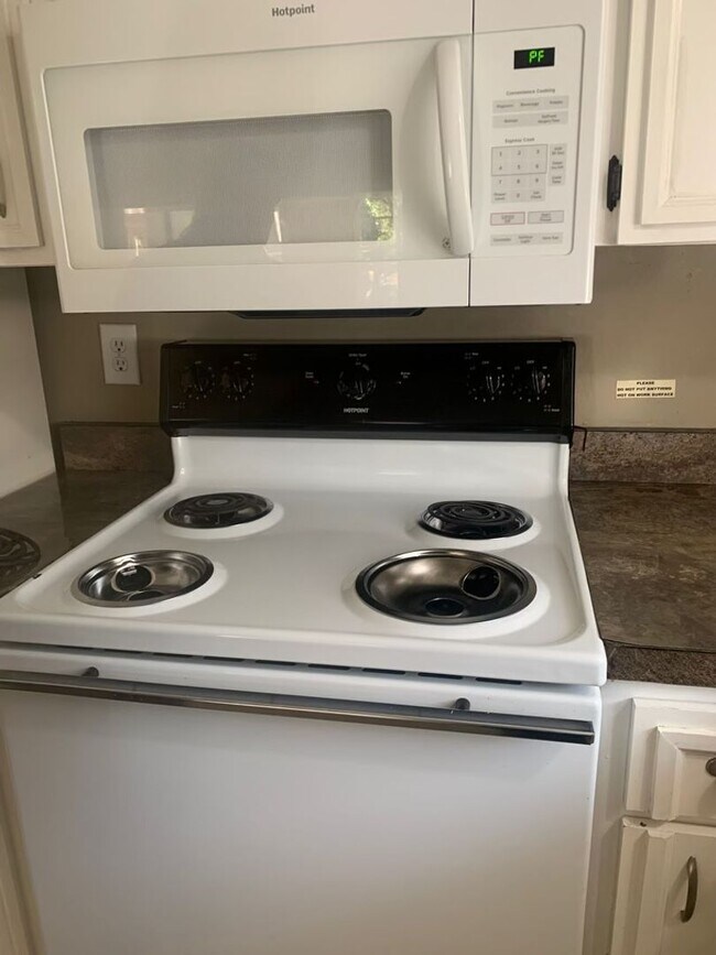 Building Photo - 4/2 Home conveniently located in Sarasota near Beaches, Jungle Gardens, Airport & Downtown!