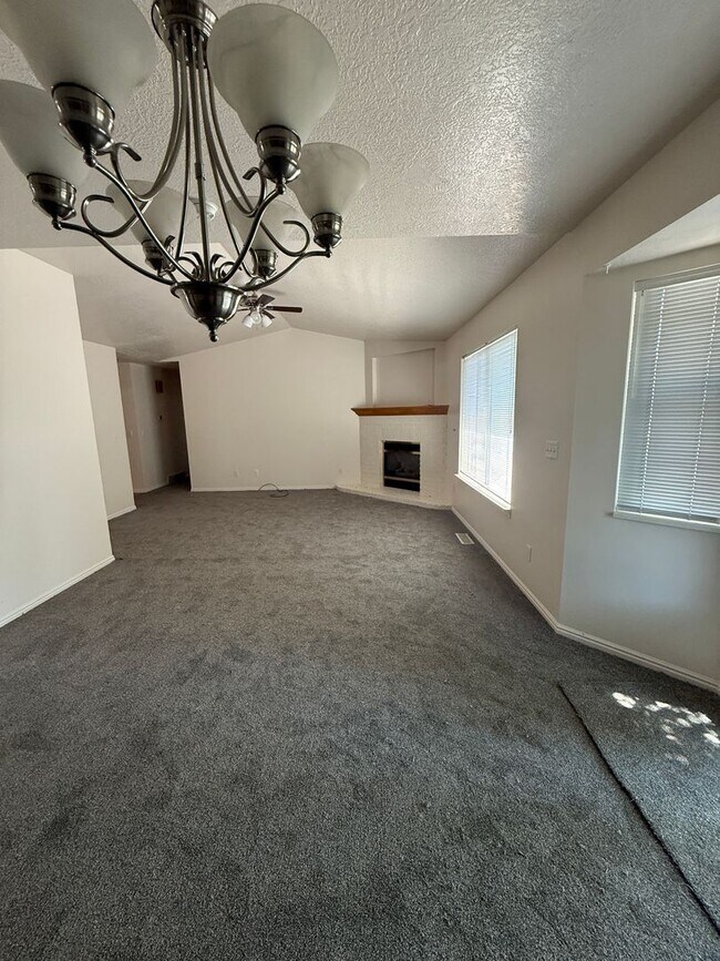 Building Photo - Dual-Living 6-Bed Rambler | 2 Kitchens & 2 Laundry Rooms!