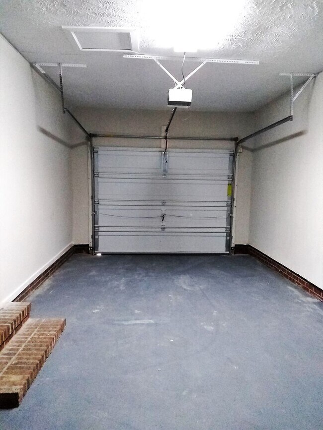 Building Photo - UPDATED & SPACIOUS 3 Bedroom 2 Bathroom home close to SHOPPING & FT BRAGG!!