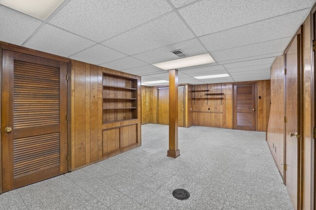 Building Photo - Delhi Township- Cute Single Family 4 bed, ...