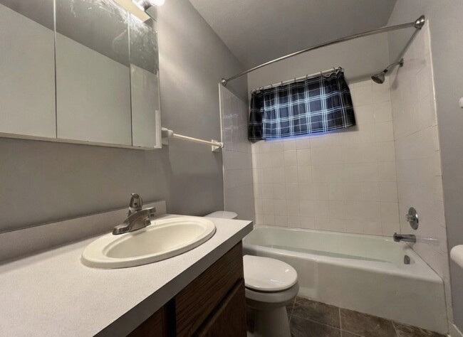 Building Photo - 993 Oriole Dr