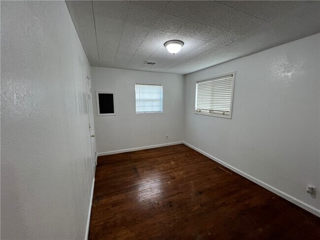 Building Photo - 851 S Jersey St