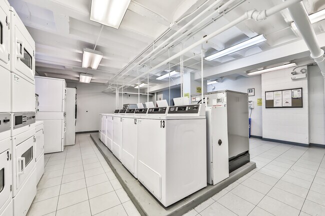 Building Photo - 6030 N Sheridan Rd