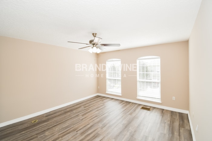 Building Photo - 11856 Lake Bend Cir