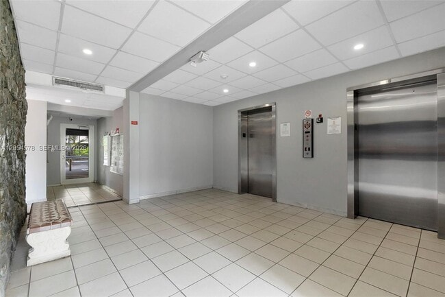 Building Photo - 900 SW 84th Ave