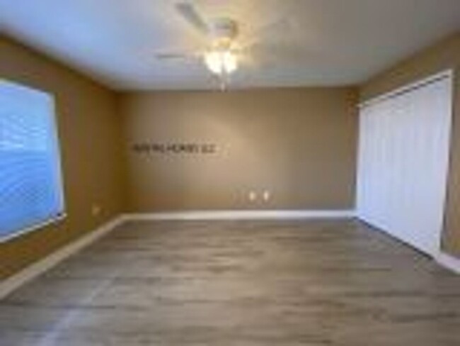 Building Photo - Two Bedroom One Story Townhouse close to A...