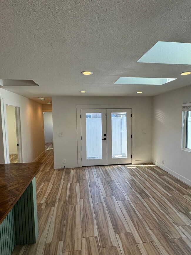 Building Photo - !! MOVE-IN SPECIAL !! Cozy Carson Back House with Skylights & Washer/Dryer