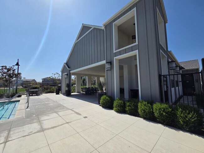 Building Photo - 10833 Bridgeport Rd