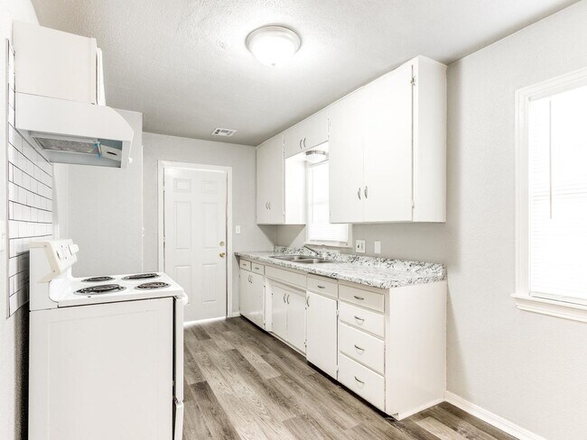 Building Photo - Charming 2 bed 1 bath home with many updates!