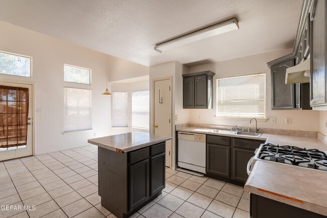 Building Photo - 2212 Tierra De Oro Way