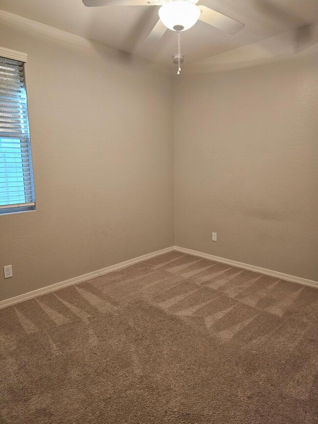 Building Photo - 15092 W Portland St