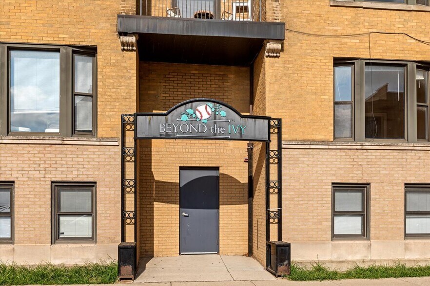 Building Photo - 3706 N Sheffield Ave