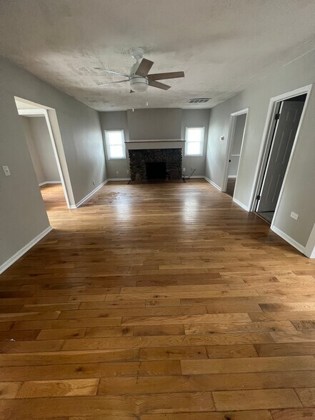 Building Photo - 3955 Clubview Ave