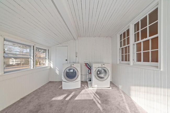 Building Photo - 503 E 5th St