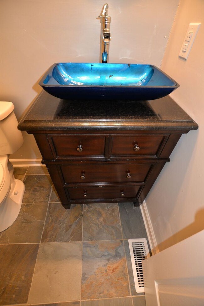 Building Photo - Cozy 3-Bedroom Near Greensboro Coliseum