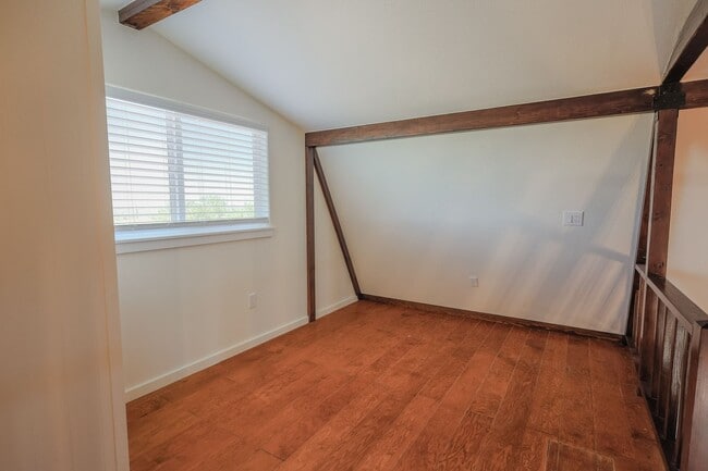 Building Photo - BARN STYLE HOME ON HUGE LOT!!!!1 Bedroom LOFT 1.5 Bathroom