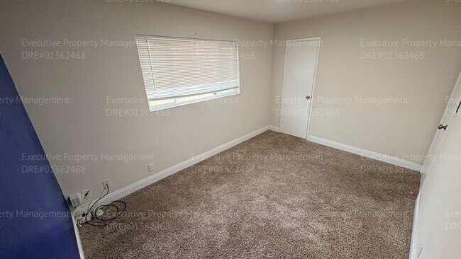 Building Photo - 2 bedroom 1 bathroom house located off the main street Oildale Dr.