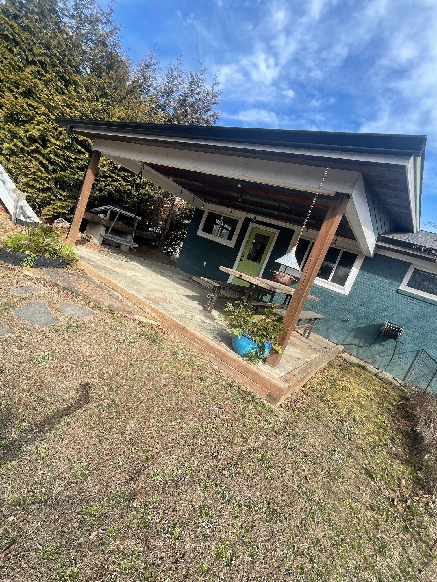 Spacious table for gatherings. - 65 Cherry St