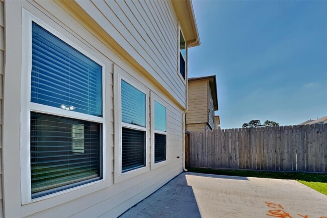 Building Photo - 16758 N Rail Dr