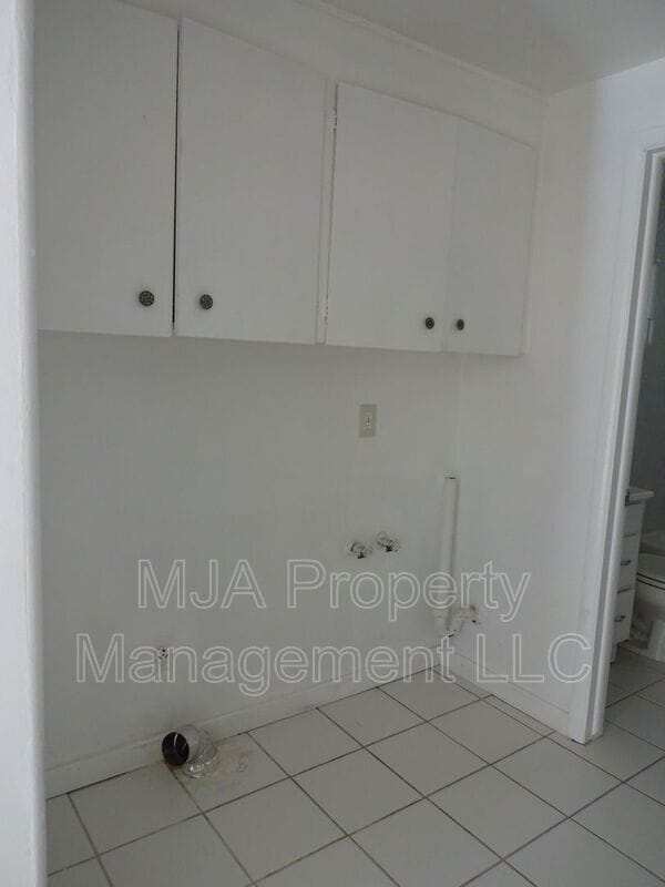 Building Photo - 196 Baird Ave