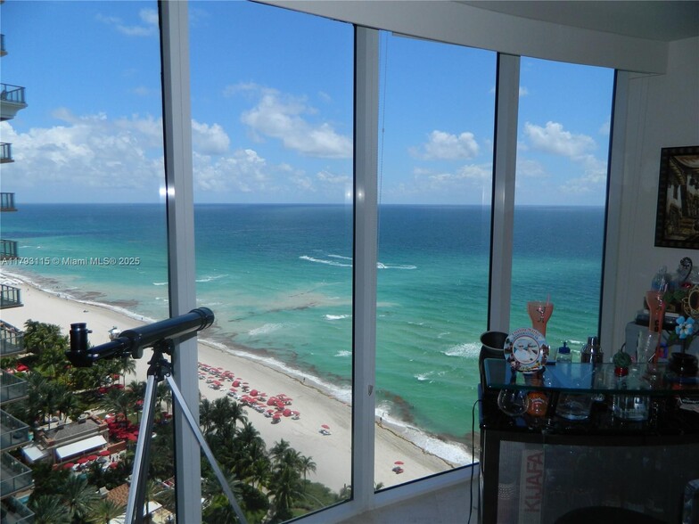 Primary Photo - 17555 Collins Ave