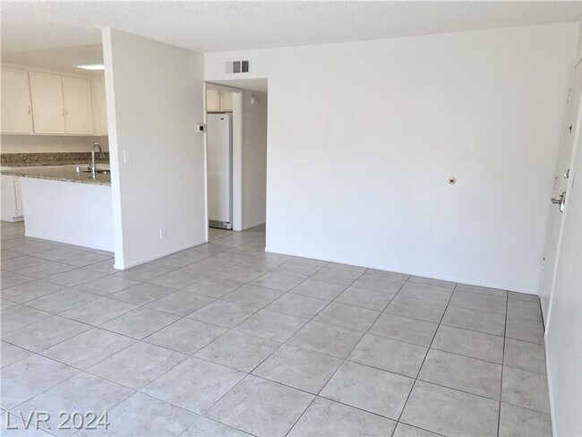 Building Photo - FANTASTIC SINGLE-STORY TOWNHOME JUST MINUT...