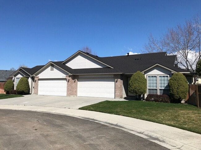 Building Photo - Adorable Well-Cared-For Duplex w/ Garage &...