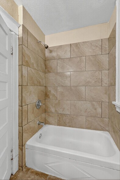 1st floor bathroom - 4372 Gibson Ave