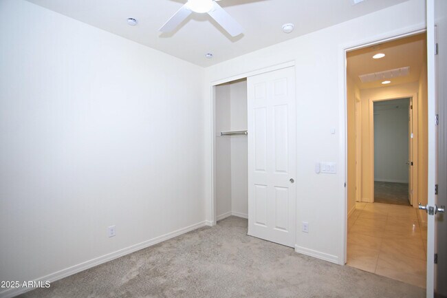 Building Photo - 935 W Finch Dr