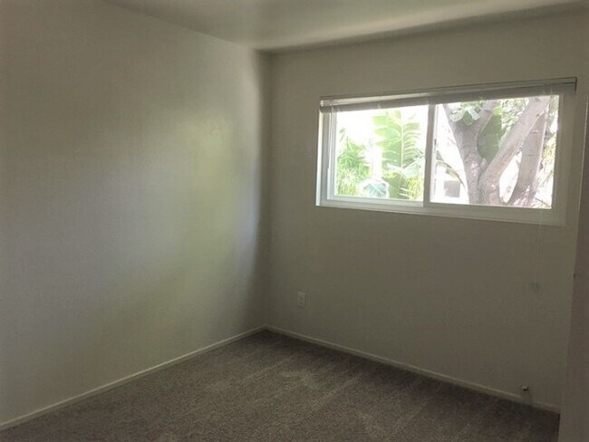 Building Photo - Spacious 2 Bedroom,  Freshly Painted, Updated Kitchen with Granite Countertops, on Central Ave
