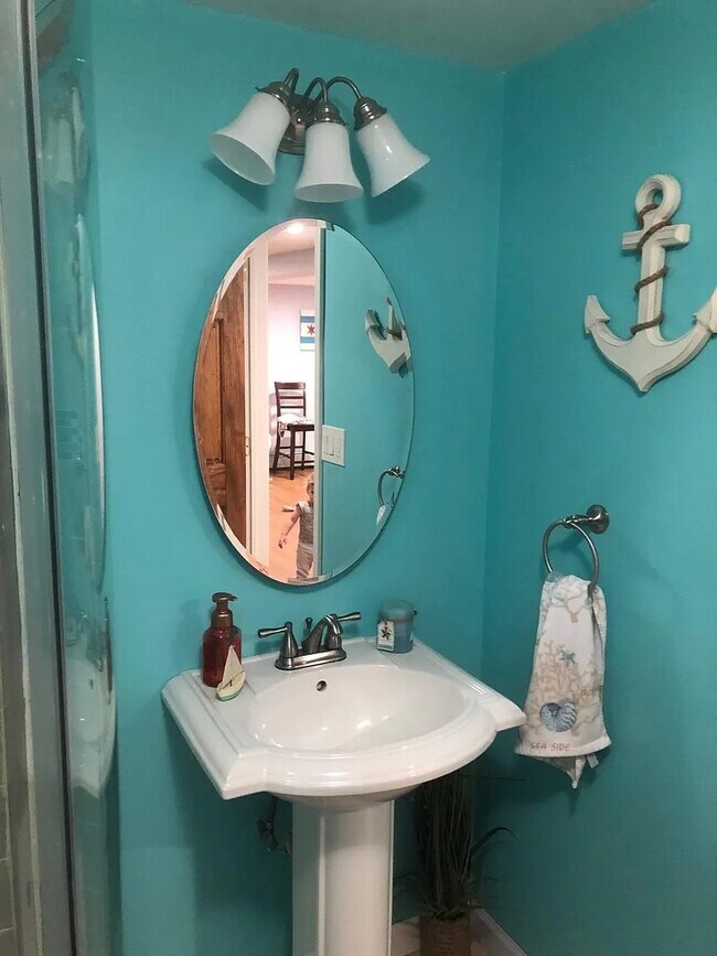 Building Photo - 5106 W Sunnyside Ave